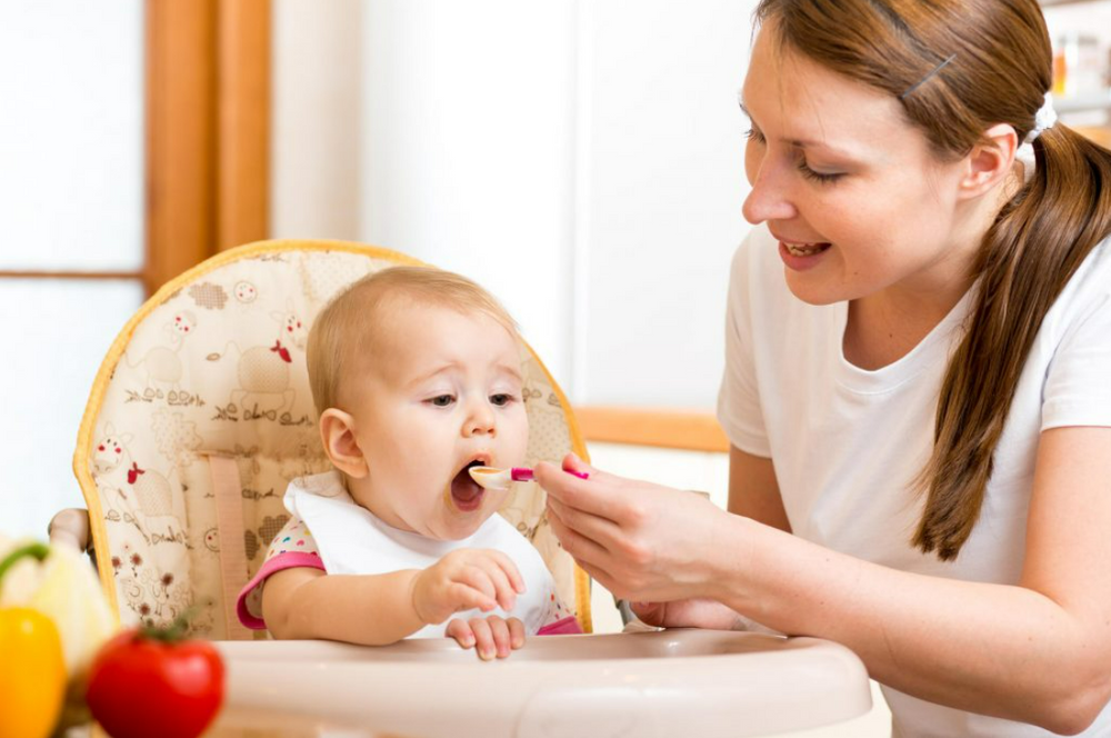 When is the ideal time to introduce solid foods to my baby? 👀💗👶⬇️